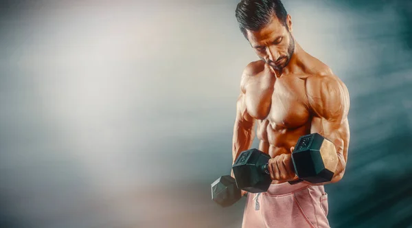 Ejercicio fuerte de los hombres musculares con pesas. Culturista haciendo mancuerna bíceps rizos —  Fotos de Stock