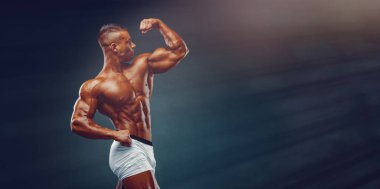 Güçlü, kaslı, yakışıklı erkekler kaslarını esnetiyor. Vücut geliştirici Flexing Muscles. Boşluğu Kopyala