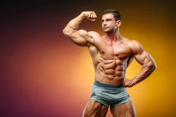 Homens musculares, halterofilista Músculos Flexantes — Fotografia de Stock