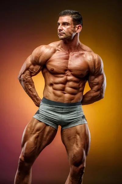 Muskulöse Männer, Bodybuilder, die Muskeln spielen lassen — Stockfoto