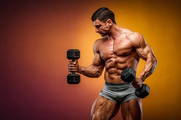 Fisiculturista fazendo halteres Bicep Curls . — Fotografia de Stock