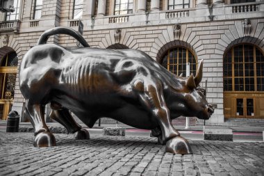 NEW YORK CITY - 24 Mart 2020: Corona virüsü salgını sırasında New York şehrinin boş sokaklarında 24 Mart 2020 'de Bull heykeli. 