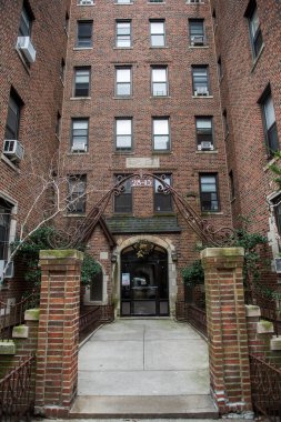 Queens, New York 'ta Konut Binası Girişi