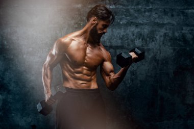 Yakışıklı Atletik Erkekler Ağırlık Kaldırıyor