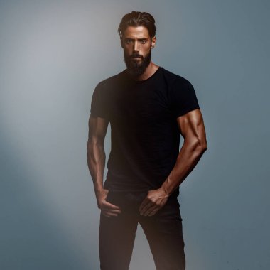 Yakışıklı Atletik Erkek Moda Modeli 