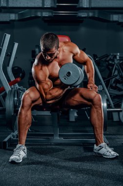 Vücut Geliştirici Egzersizi Spor salonunda Ağırlıklarla