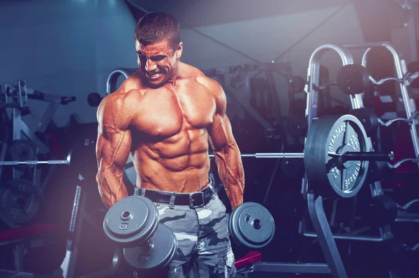 Ejercicio Fuerte Los Hombres Musculares Con Las Campanillas Gimnasio —  Fotos de Stock