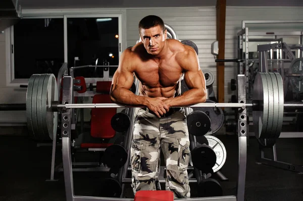 Guapo Joven Culturista Gimnasio —  Fotos de Stock