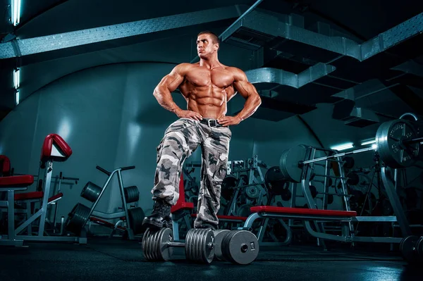 Guapo Jóvenes Musculosos Gimnasio —  Fotos de Stock