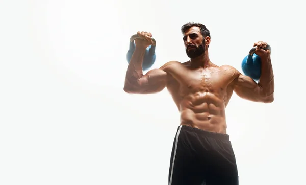 Starke Muskulöse Männer Trainieren Mit Kettlebells Als Teil Seines Cross — Stockfoto