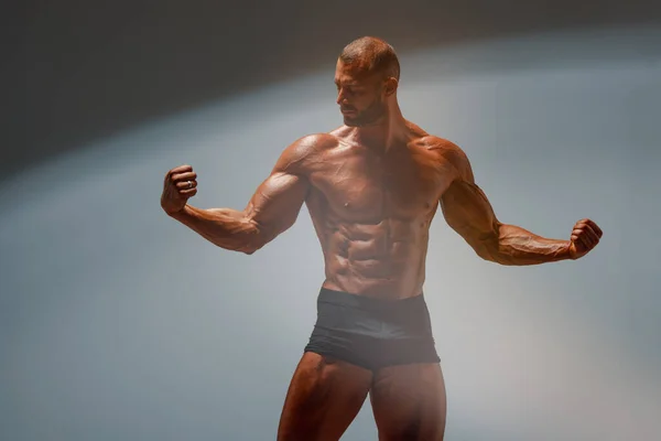 Yakışıklı Kaslı Adam Kaslarını Esnetiyor Vücut Geliştirici Flexing Muscles — Stok fotoğraf