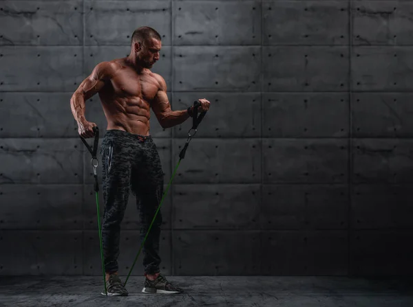 Musculaire Atletische Mannen Oefening Met Verzetsband Kopieer Ruimte — Stockfoto