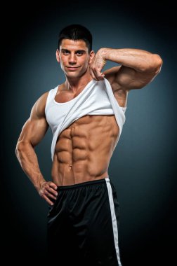 Yakışıklı kaslı adamlar karın kaslarının gelişimini gösteriyor
