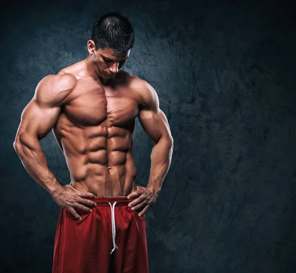 Hombres Musculares Posando Flexionando Músculos — Foto de Stock