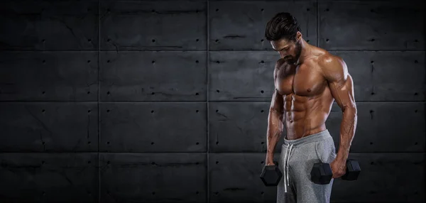 Handsome Muscular Men Bodybuilder Training Met Duimbellen Kopieer Ruimte — Stockfoto