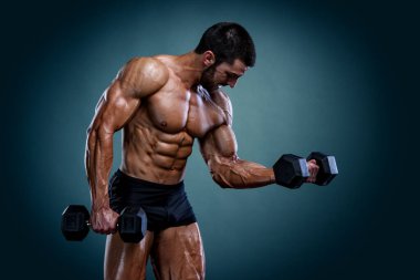 Güçlü kaslı adamlar ağırlık kaldırıyor. Vücut Geliştirici Bicep Kıvırcık Egzersizi Yapıyor