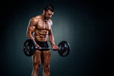 Güçlü kaslı adamlar ağırlık kaldırıyor. Vücut Geliştirici Bicep Kıvırcık Egzersizi Yapıyor