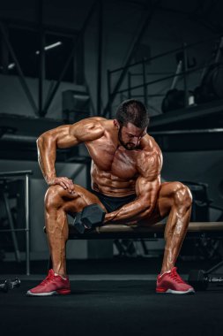 Kas Adam Ağırlıkla Egzersiz Yapar. Salakça Bicep Bukleleri Yapıyor