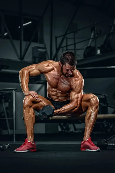Мускулистые Мужчины Упражняются Весами Выполнение Бисептических Крючков Дамбэлла — стоковое фото