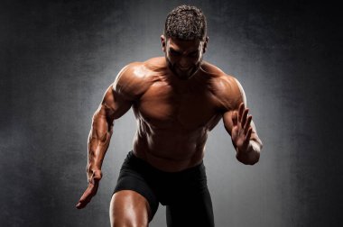 Koşan Kas Adamları. Yakışıklı Erkek Sporcu Koşucu