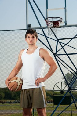 Genç Spor Adamları Güneşli bir günde dışarıda basketbol oynuyor.