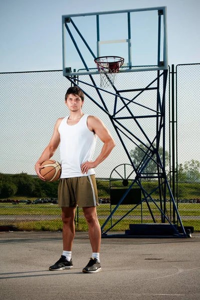 Mladí Sportovci Hrají Basketbal Venku Slunečného Dne — Stock fotografie