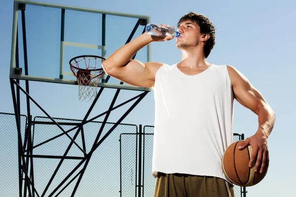 Jovens Esportes Homens Jogando Basquete Livre Dia Ensolarado — Fotografia de Stock