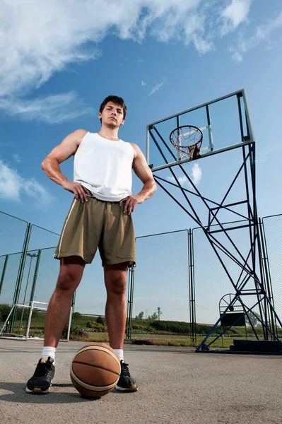 Jovens Esportes Homens Jogando Basquete Livre Dia Ensolarado — Fotografia de Stock