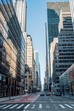 NEW YORK CITY, MANHATTAN - MAYIS 02, 2020: Corona Virüs salgını sırasında New York 'un boş sokakları