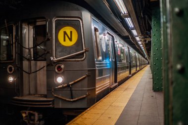 NEW YORK CITY, MANHATTAN - MAYIS 02, 2020: Corona Virüs Salgını sırasında New York 'taki Boş Metro İstasyonu