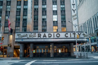 NEW YORK CITY, MANHATTAN - MAYIS 02, 2020: Radio City Music Hall Binası önündeki Corona Virüs Salgını sırasında New York 'un boş sokakları
