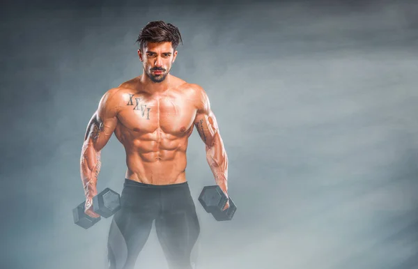 Schöne Athletische Muskulöse Männer Die Mit Gewichten Trainieren Kopierraum — Stockfoto