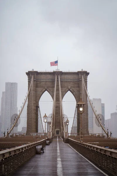 纽约下雨天布鲁克林大桥空旷 — 图库照片