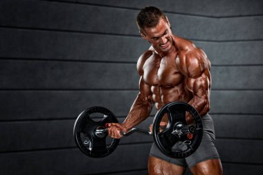 Vücut Geliştirici Halter Bicep Bukleleri Yapıyor