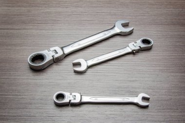 Farklı boyutlarda anahtarlar. İngiliz anahtarı araç gereçleri.