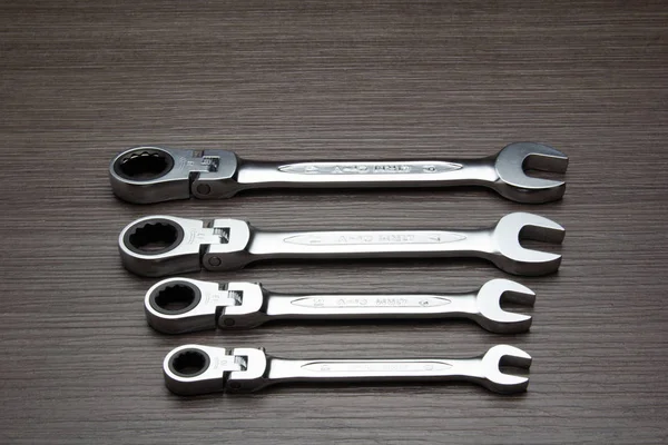 Farklı boyutlarda anahtarlar. İngiliz anahtarı araç gereçleri.