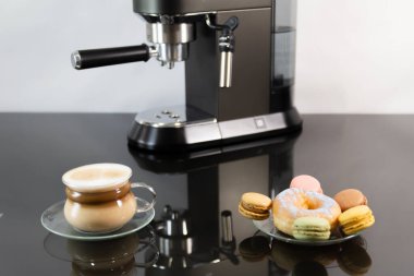 Evde kahve yapmak espresso makinesiyle çörek ve kek yapmak.