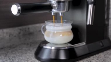 Espresso makinesiyle evde kahve yapmak