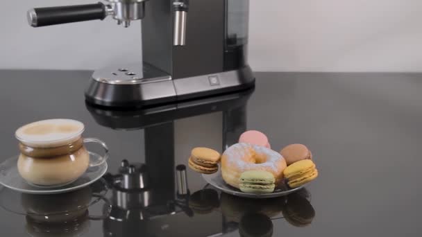 Preparare Caffè Casa Con Macchina Caffè Espresso Con Ciambelle Torte — Video Stock