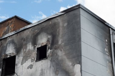 ev harap bir yangından sonra güneşli bir gün