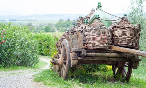 Traditional cart in a beautiful landscape in Tuscany — Stock Photo, Image