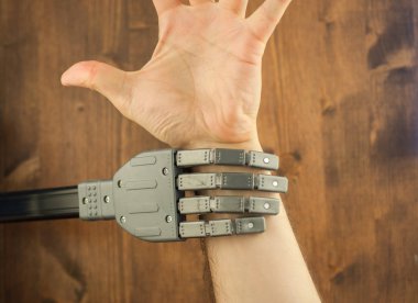 robot ve insan eli iş için bir savaşta