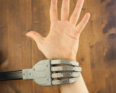 robot ve insan eli iş için bir savaşta