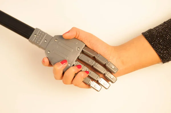 kız ve robot el sıkışma