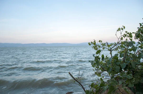 güneşli bir günde güzel Trasimeno Gölü