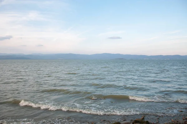 güneşli bir günde güzel Trasimeno Gölü