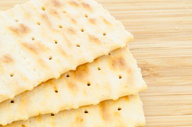 bir kesme tahtası üzerinde makro kraker ayrıntılı