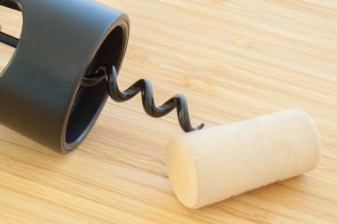 kesme tahtası üzerinde güzel ham tirbuşon