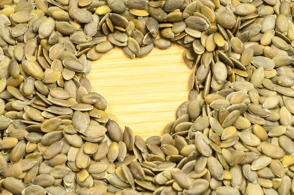 Corazón Semillas Calabaza Una Tabla Cortar — Foto de Stock