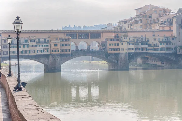 Bellissimo vecchio ponte a Firenze — Foto Stock
